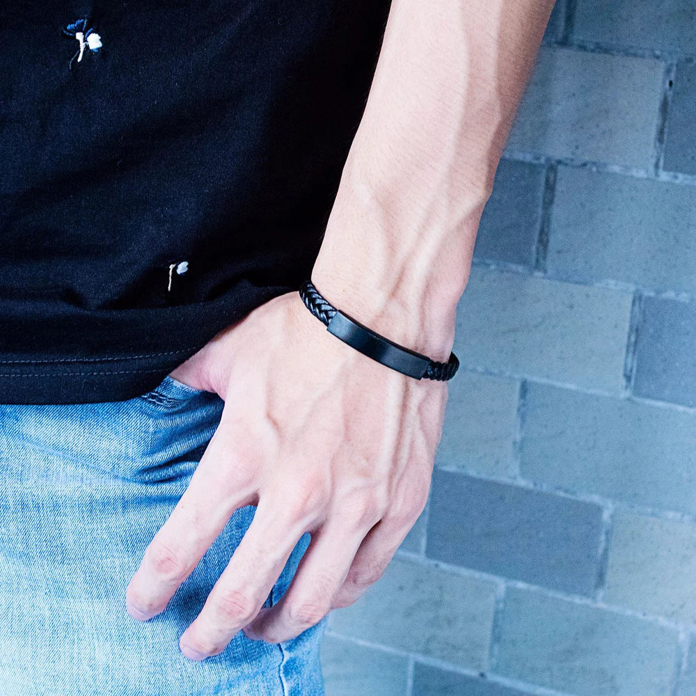 Personalisiertes Lederarmband mit Edelstahl-Charms – Stilvolles Accessoire für Männer & Frauen