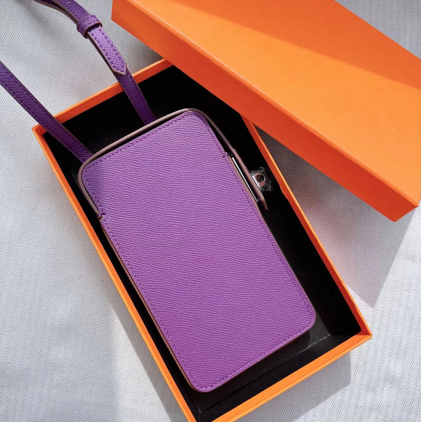 Luxuriöse Handytasche für Frauen aus Echtleder – Personalisiert mit Namensgravur – Stilvolles Crossbody-Accessoire