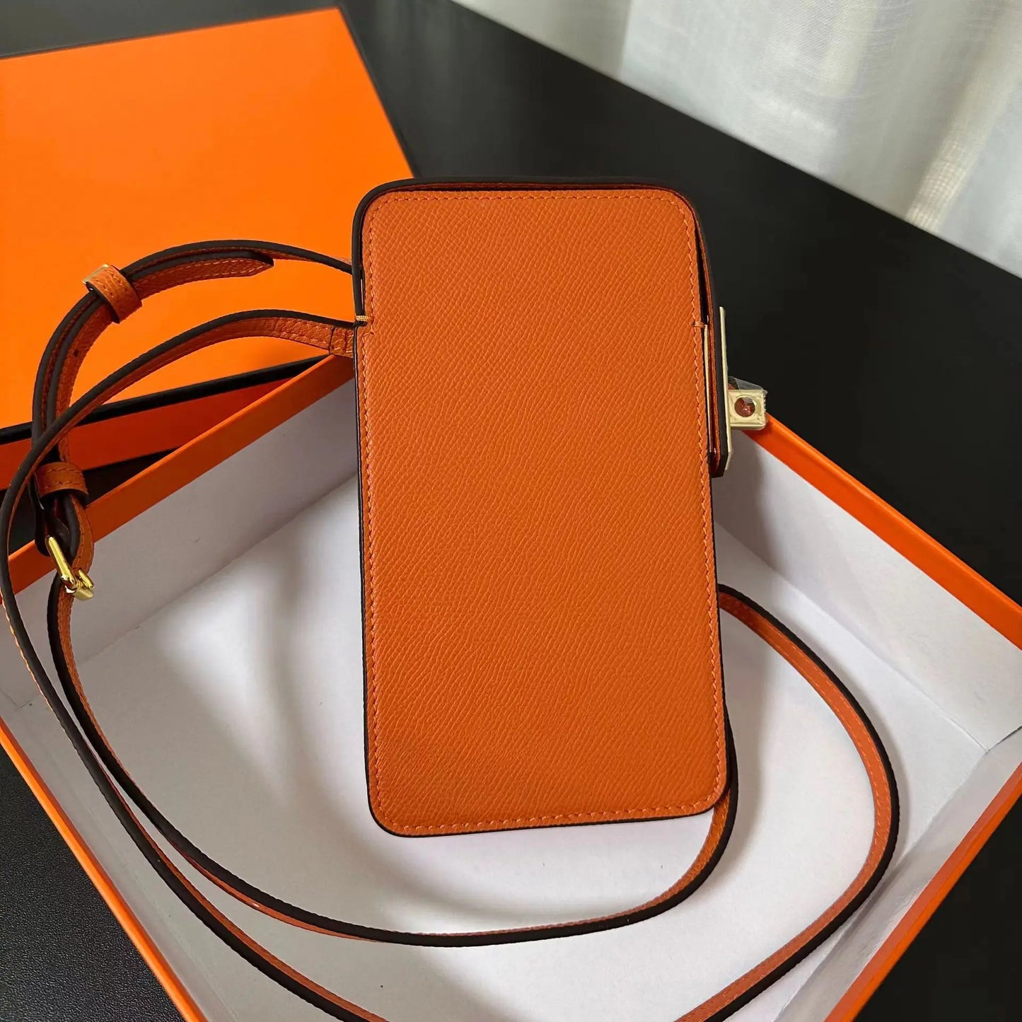 Luxuriöse Handytasche für Frauen aus Echtleder – Personalisiert mit Namensgravur – Stilvolles Crossbody-Accessoire