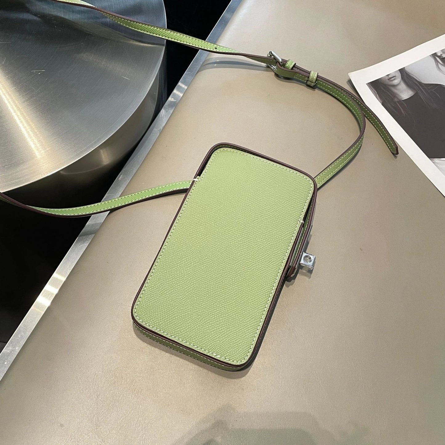 Luxuriöse Handytasche für Frauen aus Echtleder – Personalisiert mit Namensgravur – Stilvolles Crossbody-Accessoire