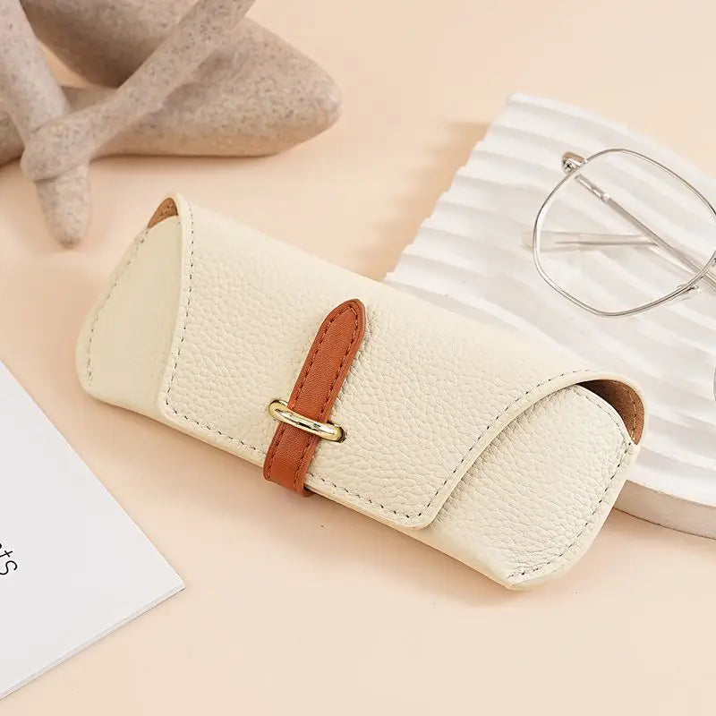 Luxuriöses Leder-Brillenetui mit Namensgravur – Stilvolles & sicheres Reiseaccessoire für Sonnenbrillen
