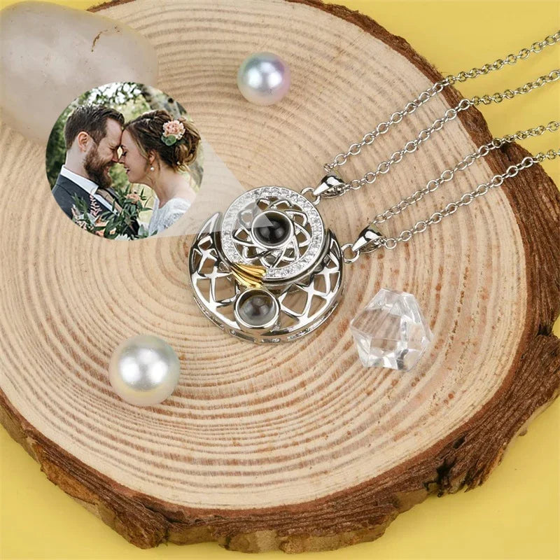 Personalisiertes Foto-Projektions-Halskette – Sonne und Mond Paar-Halskette mit Magnetverschluss