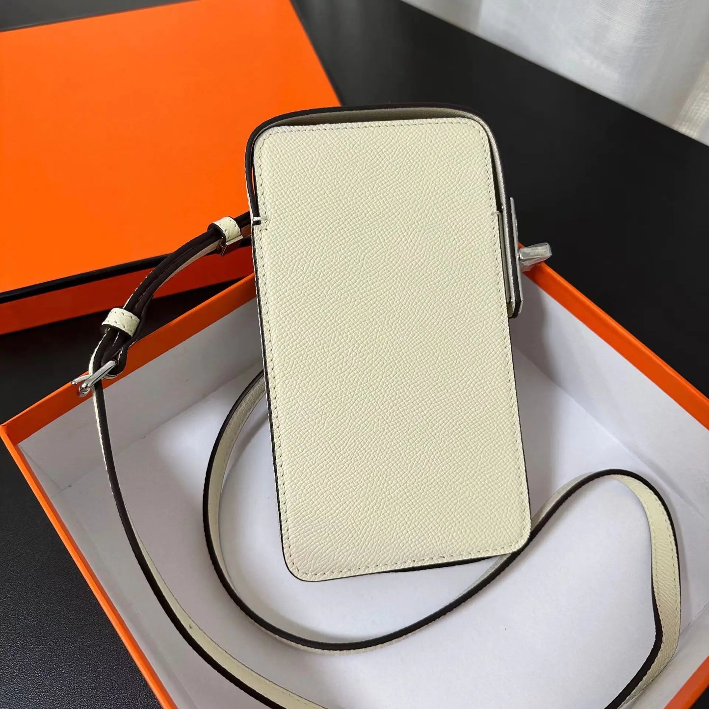 Luxuriöse Handytasche für Frauen aus Echtleder – Personalisiert mit Namensgravur – Stilvolles Crossbody-Accessoire