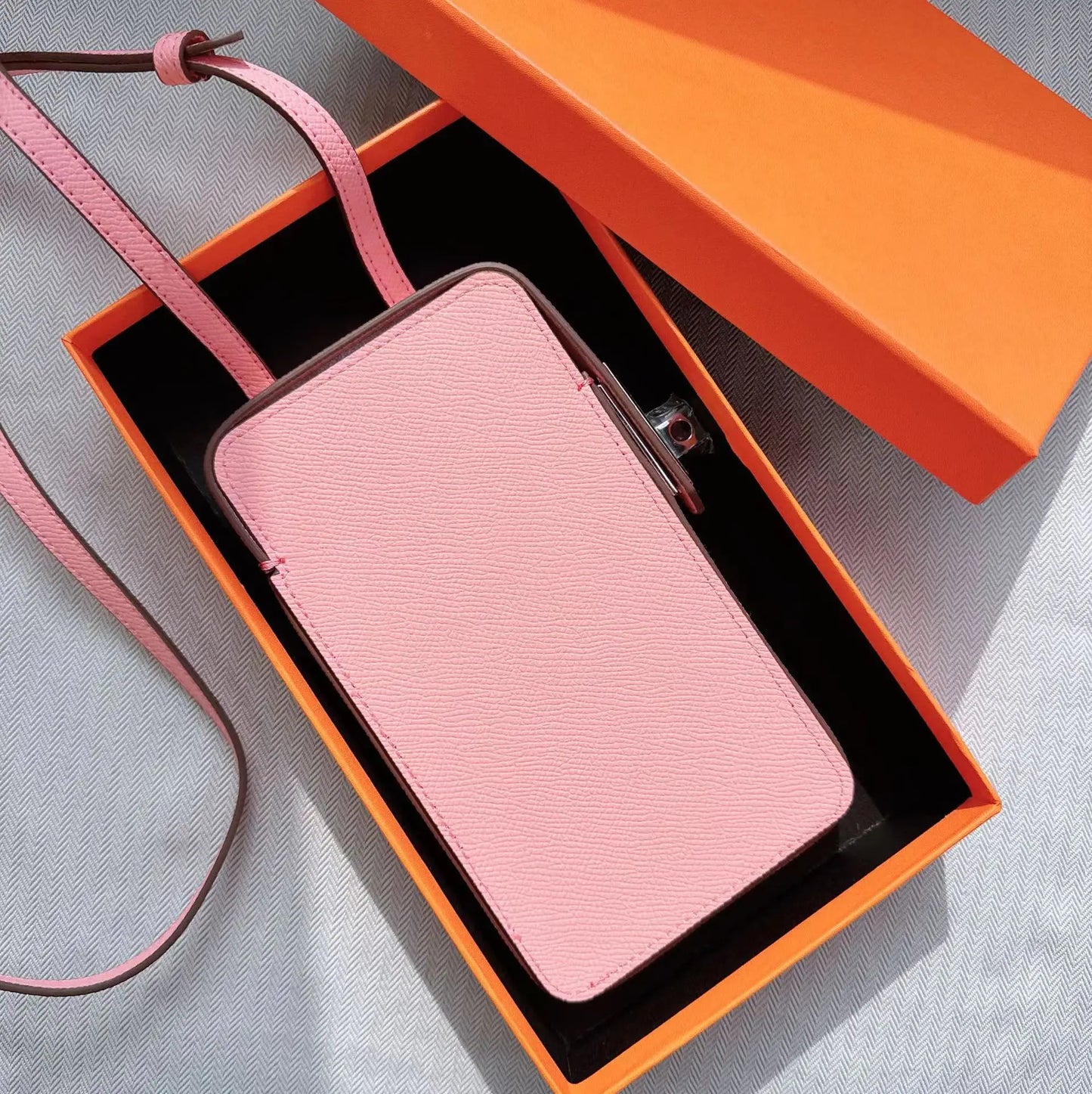 Luxuriöse Handytasche für Frauen aus Echtleder – Personalisiert mit Namensgravur – Stilvolles Crossbody-Accessoire