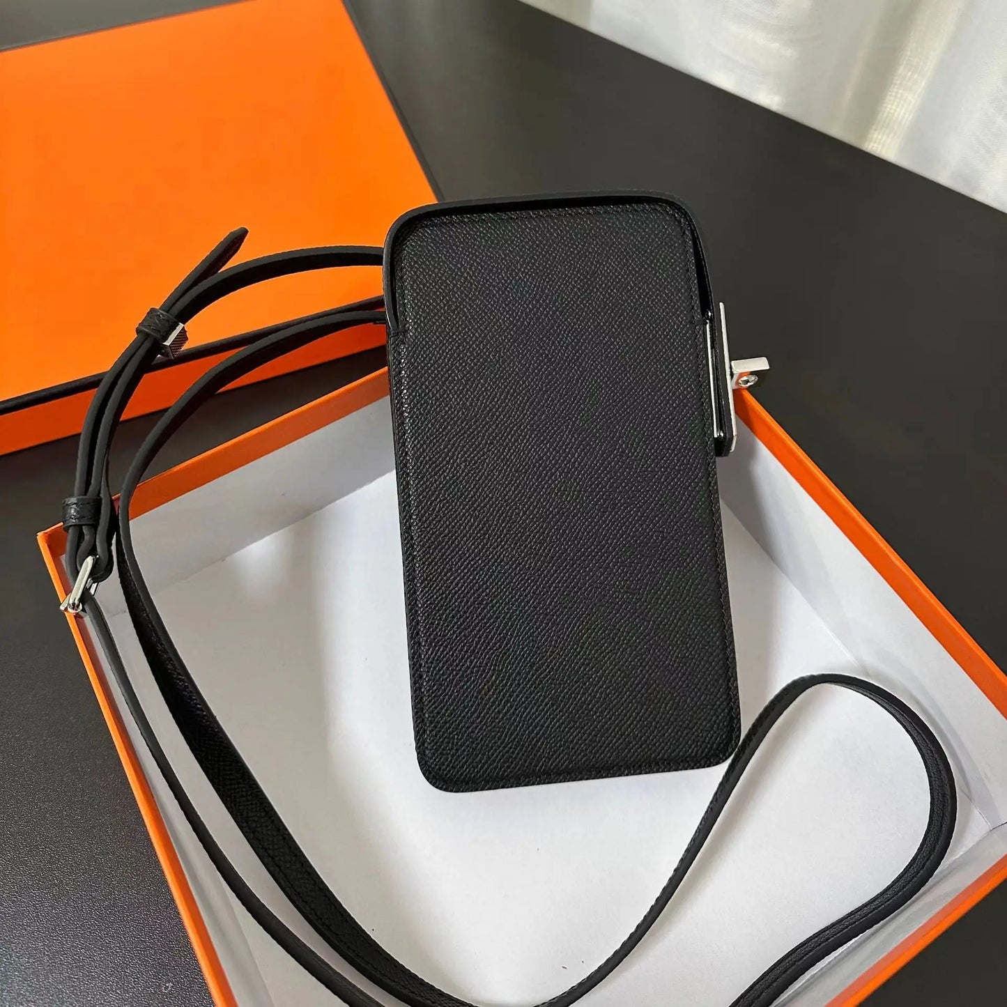 Luxuriöse Handytasche für Frauen aus Echtleder – Personalisiert mit Namensgravur – Stilvolles Crossbody-Accessoire