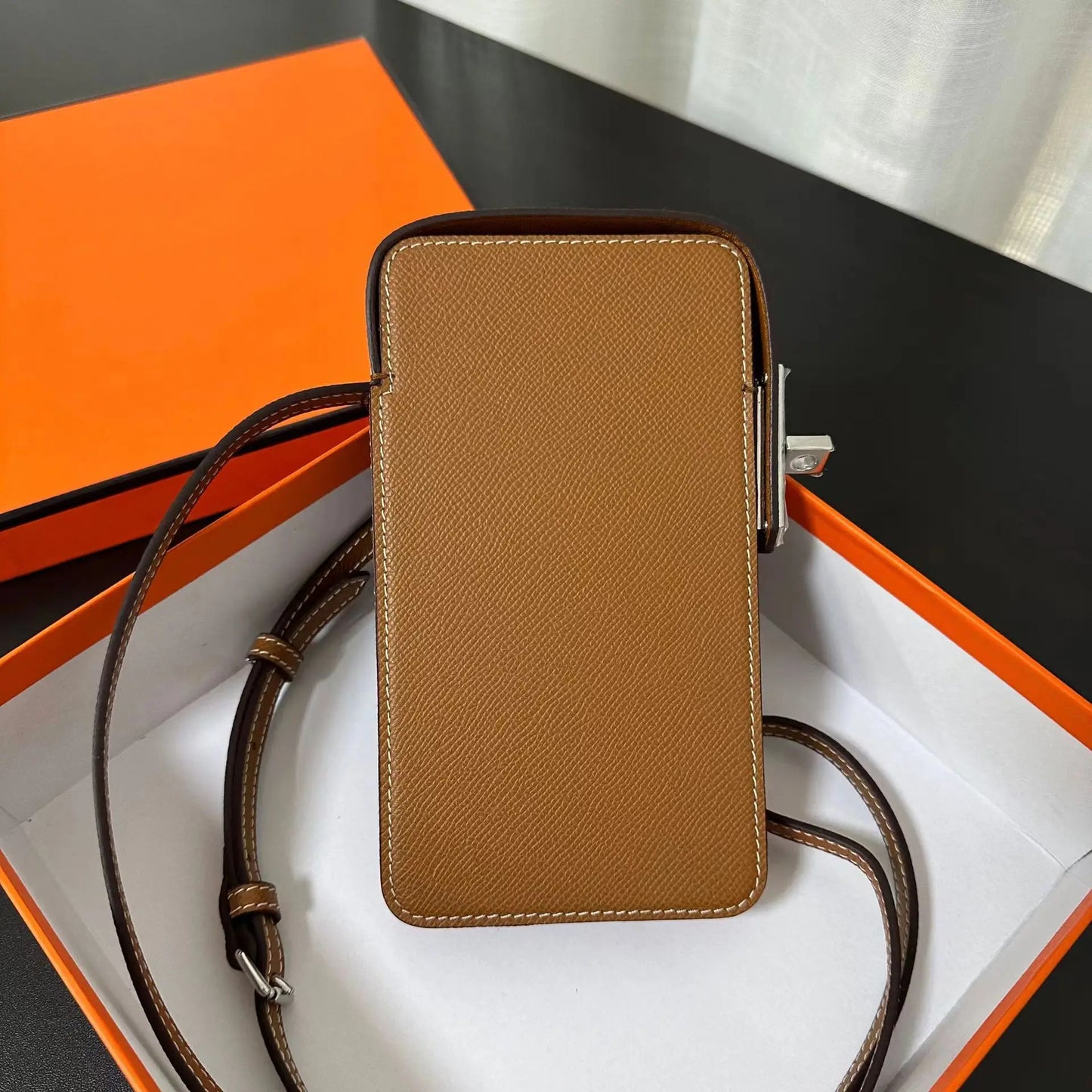Luxuriöse Handytasche für Frauen aus Echtleder – Personalisiert mit Namensgravur – Stilvolles Crossbody-Accessoire