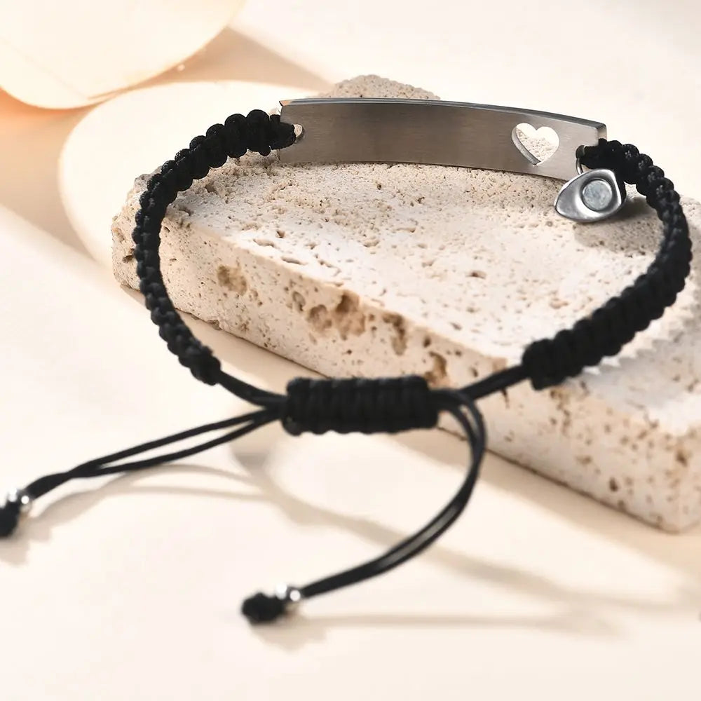 Personalisietes Edelstahl-Paararmband als Set, schwarz gewebt mit Herz-Magnetverschluss