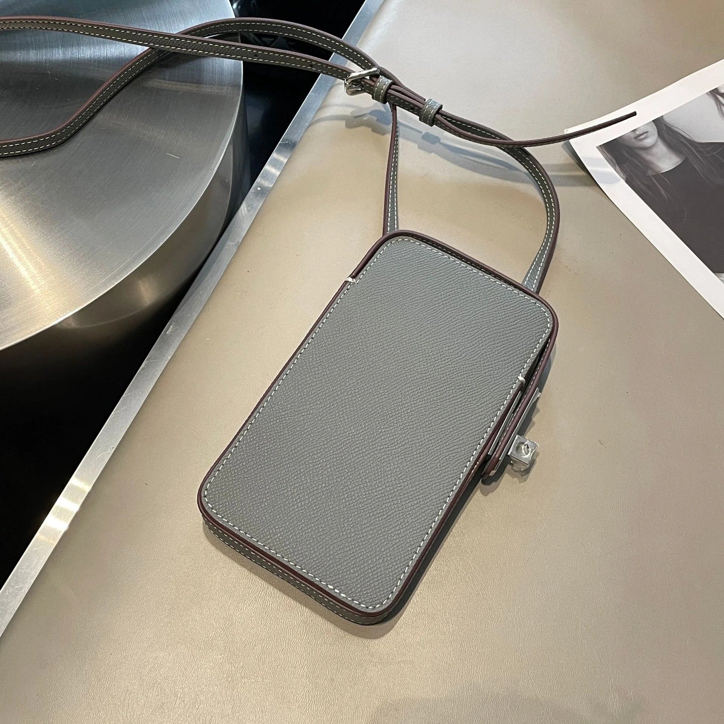 Luxuriöse Handytasche für Frauen aus Echtleder – Personalisiert mit Namensgravur – Stilvolles Crossbody-Accessoire