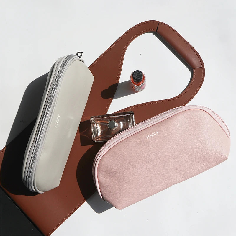Reise-Kosmetiktasche mit gravierten Buchstaben, personalisierte PU-Ledertasche, große Kapazität
