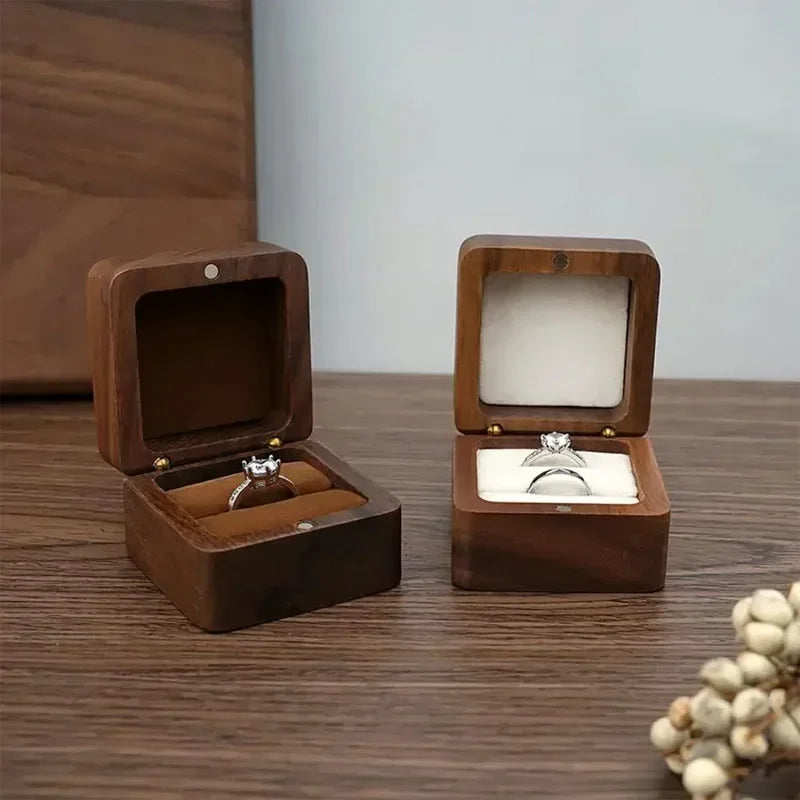Walnussholz-Ringschachtel mit Gravur für Hochzeit, Verlobung & Jahrestage