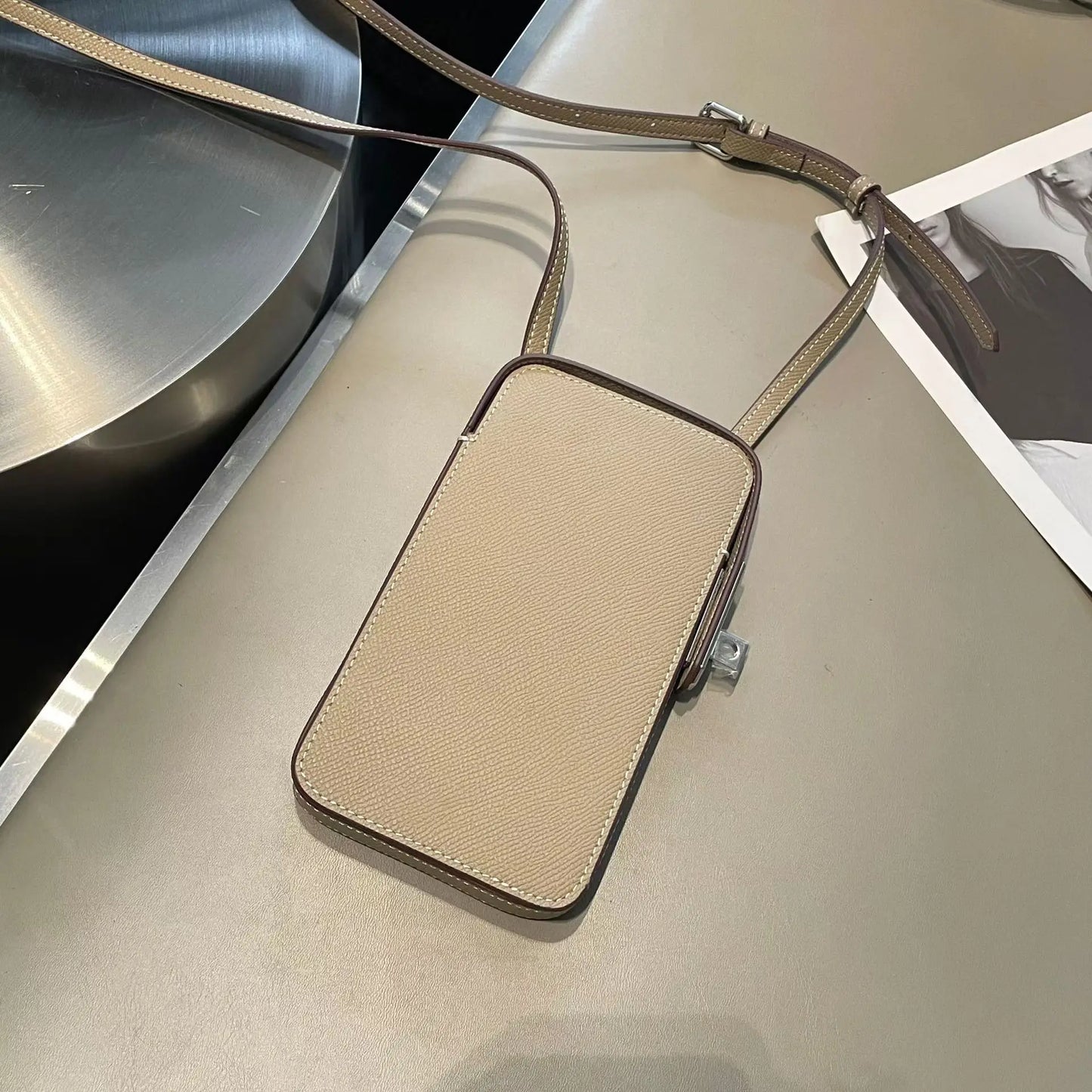 Luxuriöse Handytasche für Frauen aus Echtleder – Personalisiert mit Namensgravur – Stilvolles Crossbody-Accessoire