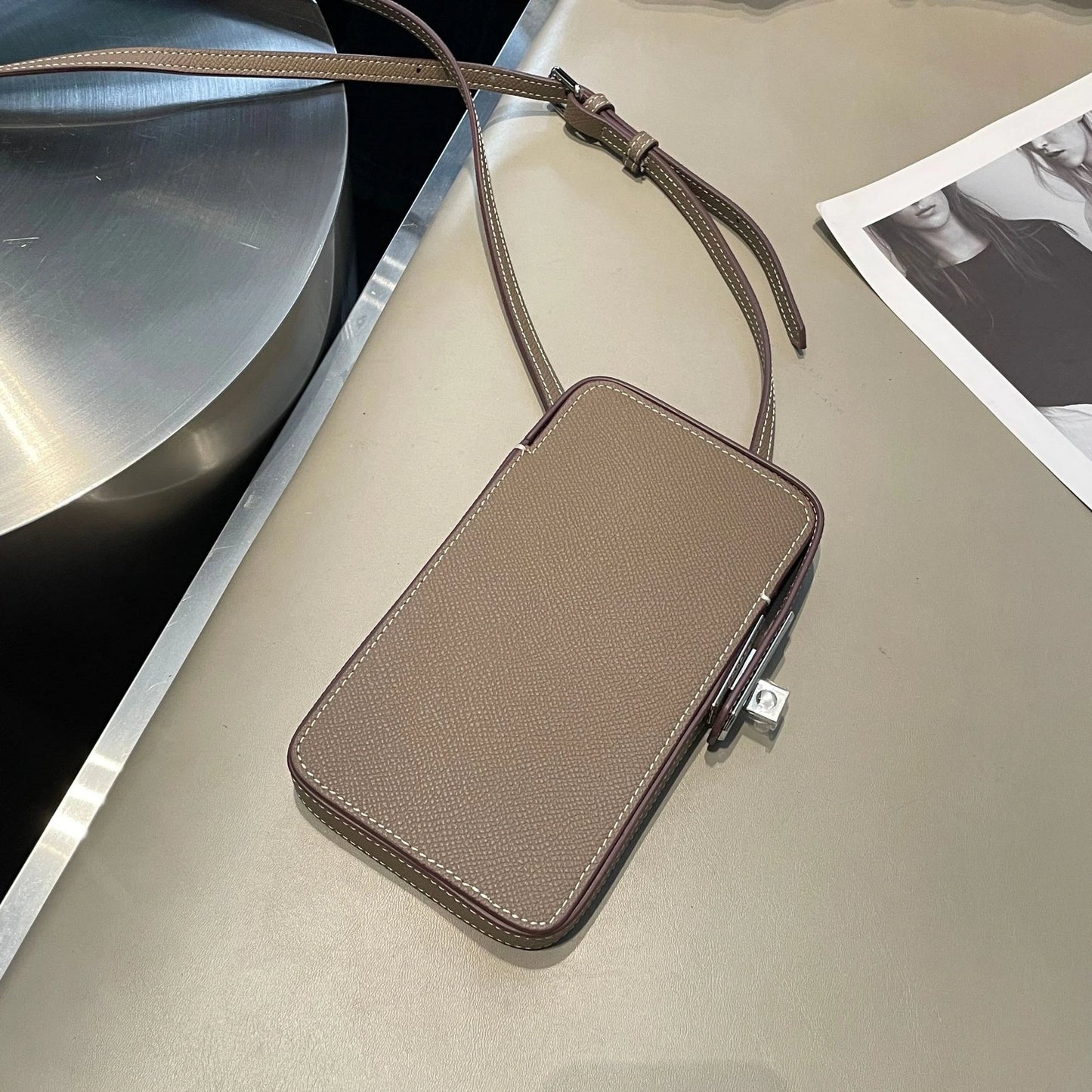 Luxuriöse Handytasche für Frauen aus Echtleder – Personalisiert mit Namensgravur – Stilvolles Crossbody-Accessoire