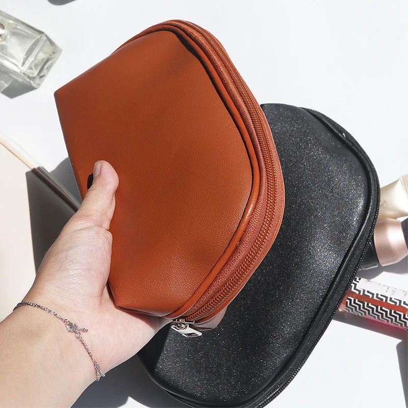 Reise-Kosmetiktasche mit gravierten Buchstaben, personalisierte PU-Ledertasche, große Kapazität