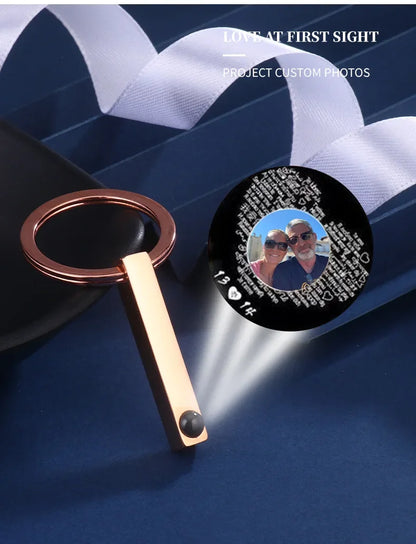 Personalisierter Foto-Projektion Schlüsselanhänger – Einzigartiges Geschenk für besondere Erinnerungen