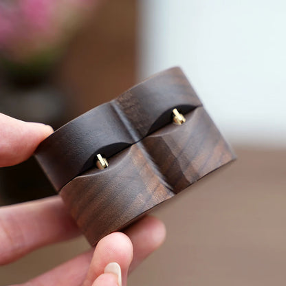 Herzförmige Walnussholz Ringschachtel mit Gravur