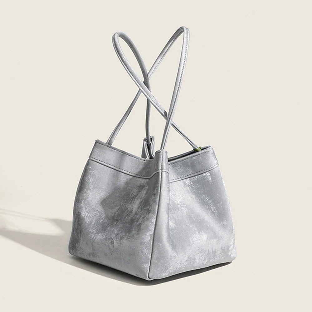 Luxuriöse Damen Bucket Handtasche aus Seide & Wildleder mit Schultergurt – Personalisierbar mit Namen