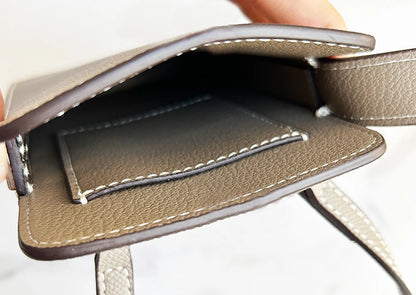 Luxuriöse Handytasche für Frauen aus Echtleder – Personalisiert mit Namensgravur – Stilvolles Crossbody-Accessoire