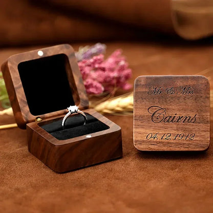 Walnussholz-Ringschachtel mit Gravur für Hochzeit, Verlobung & Jahrestage