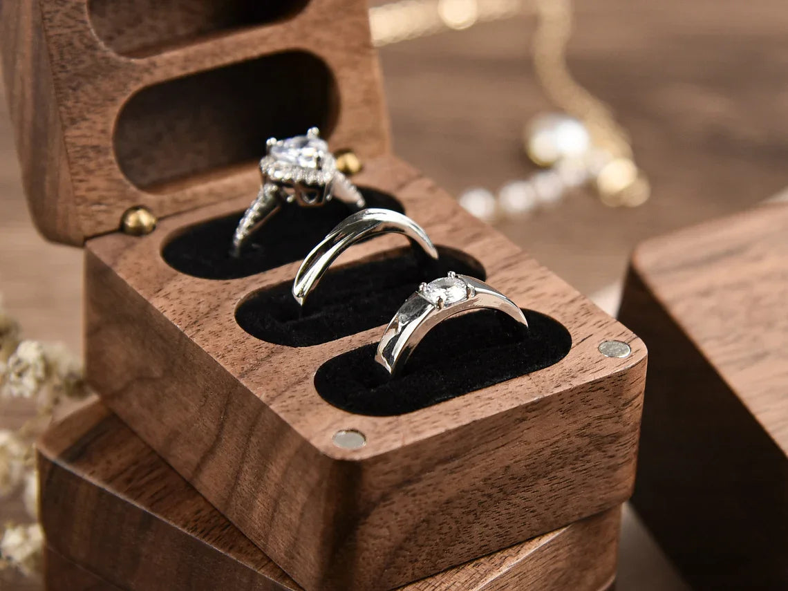 Personalisierte Walnussholz-Ringbox mit 3 Fächern