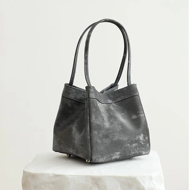 Luxuriöse Damen Bucket Handtasche aus Seide & Wildleder mit Schultergurt – Personalisierbar mit Namen