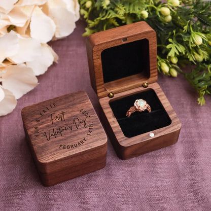 Walnussholz-Ringschachtel mit Gravur für Hochzeit, Verlobung & Jahrestage