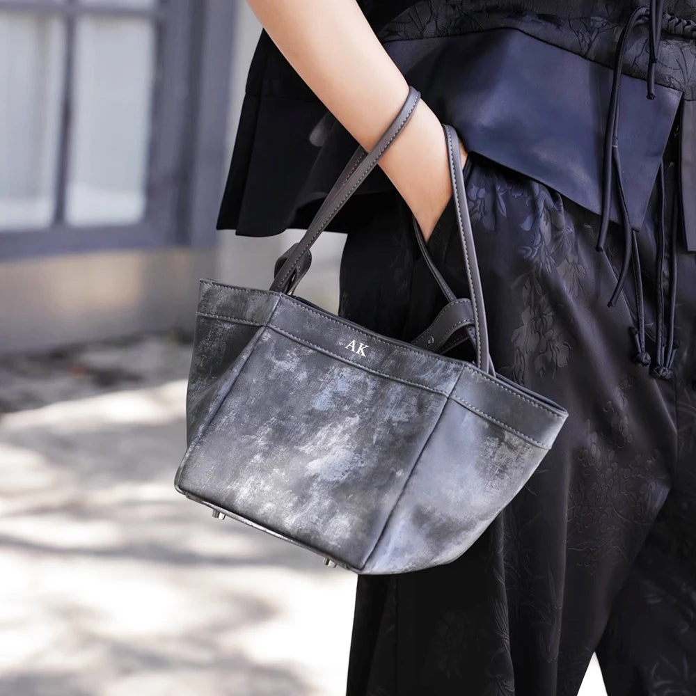 Luxuriöse Damen Bucket Handtasche aus Seide & Wildleder mit Schultergurt – Personalisierbar mit Namen
