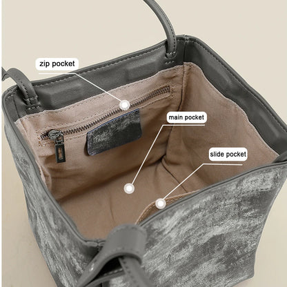 Luxuriöse Damen Bucket Handtasche aus Seide & Wildleder mit Schultergurt – Personalisierbar mit Namen