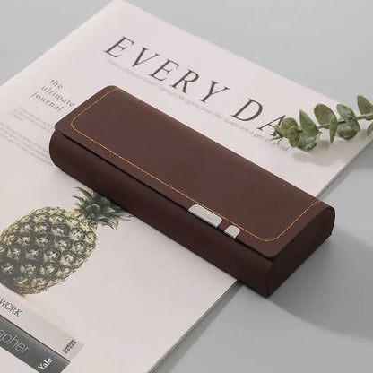 Leder Brillenetui mit Gravur Vintage Design – Stilvolle & sichere Aufbewahrung für Sonnenbrillen